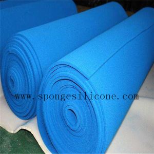 Rollo de lámina de esponja de espuma de silicona azul de celda abierta resistente a altas temperaturas para mesas de planchado en la industria de la confección